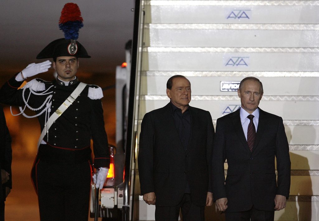 Ο Σίλβιο Μπερλουσκόνι υποδέχθηκε τον Πούτι στο αεροδρόμιο της Μαλπένσα στο Μιλάνο. ΦΩΤΟ REUTERS