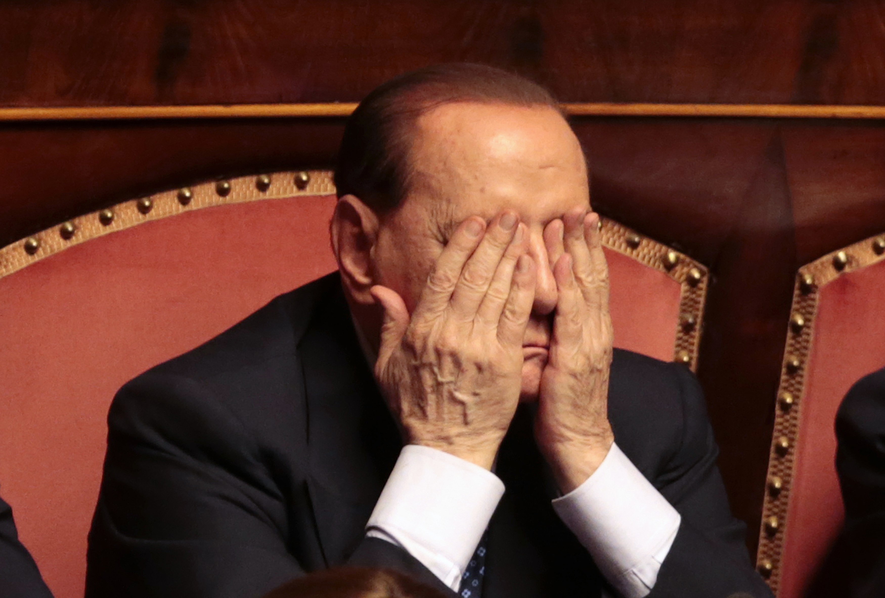 Financial Times: Ξεφτιλίστηκε ο Μπερλουσκόνι!