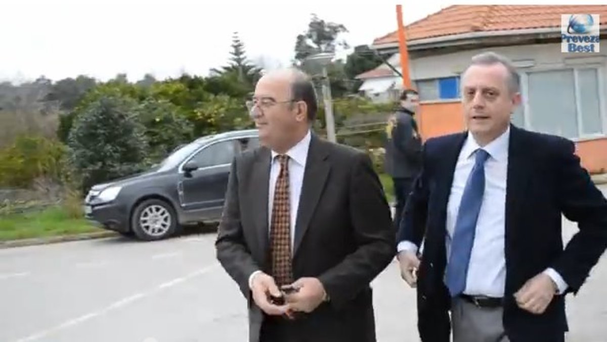 Πρέβεζα: “Θερμή” υποδοχή με συνθήματα στον Υφυπουργό Υγείας (VIDEO)