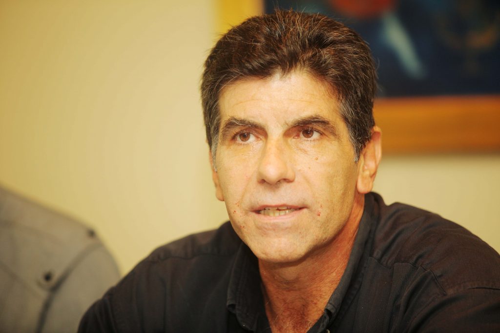 Γιάννης Μπέζος για “Απαράδεκτους”: “Δεν μου αρέσουν τέτοια μνημόσυνα”