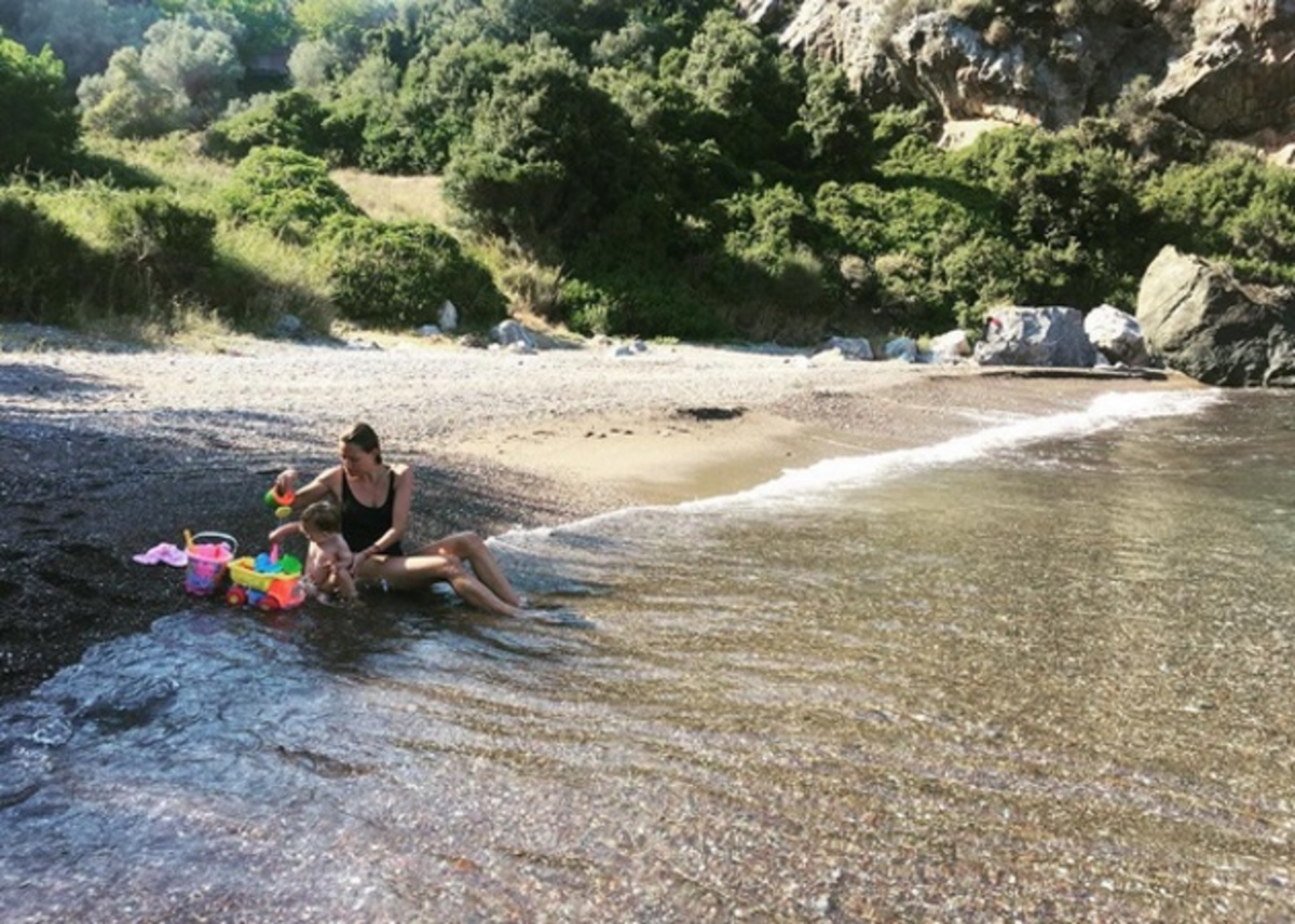 Δείτε για πρώτη φορά την κόρη της Βίκυς Καγιά στη θάλασσα! ΦΩΤΟ