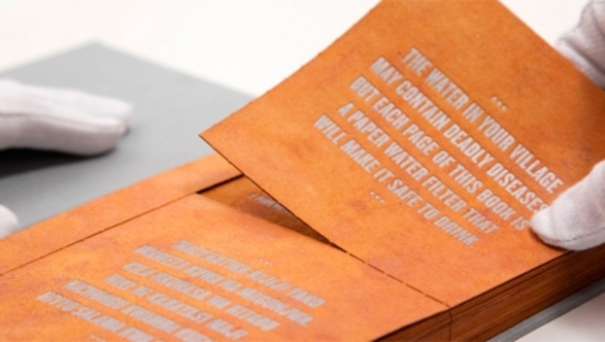 Δείτε το ‘πόσιμο βιβλίο’: Οι σελίδες του γίνονται φίλτρο για καθαρισμό του νερού (ΒΙΝΤΕΟ)