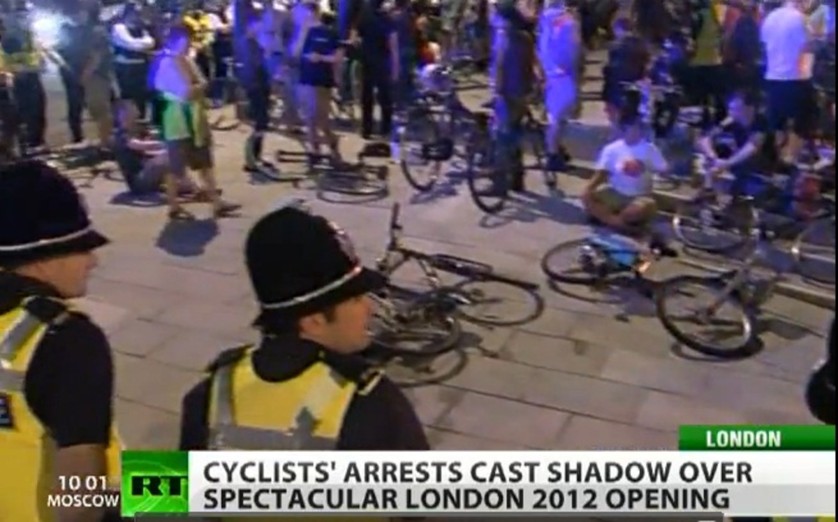 Δεκάδες συλλήψεις ποδηλατών έξω απο το Ολυμπιακό Στάδιο – BINTEO