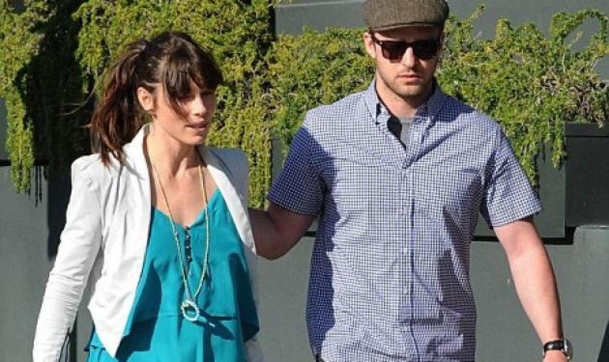 J. Biel: Κάνει βόλτα με τον αρραβωνιαστικό της  J. Timberlake και μας δείχνει το μονόπετρο!