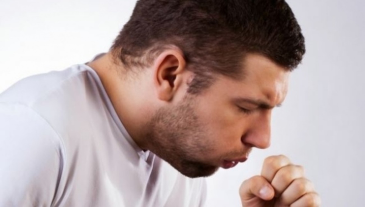 Πού οφείλεται ο ξηρός, επίμονος βήχας το καλοκαίρι και τι μπορείτε να κάνετε