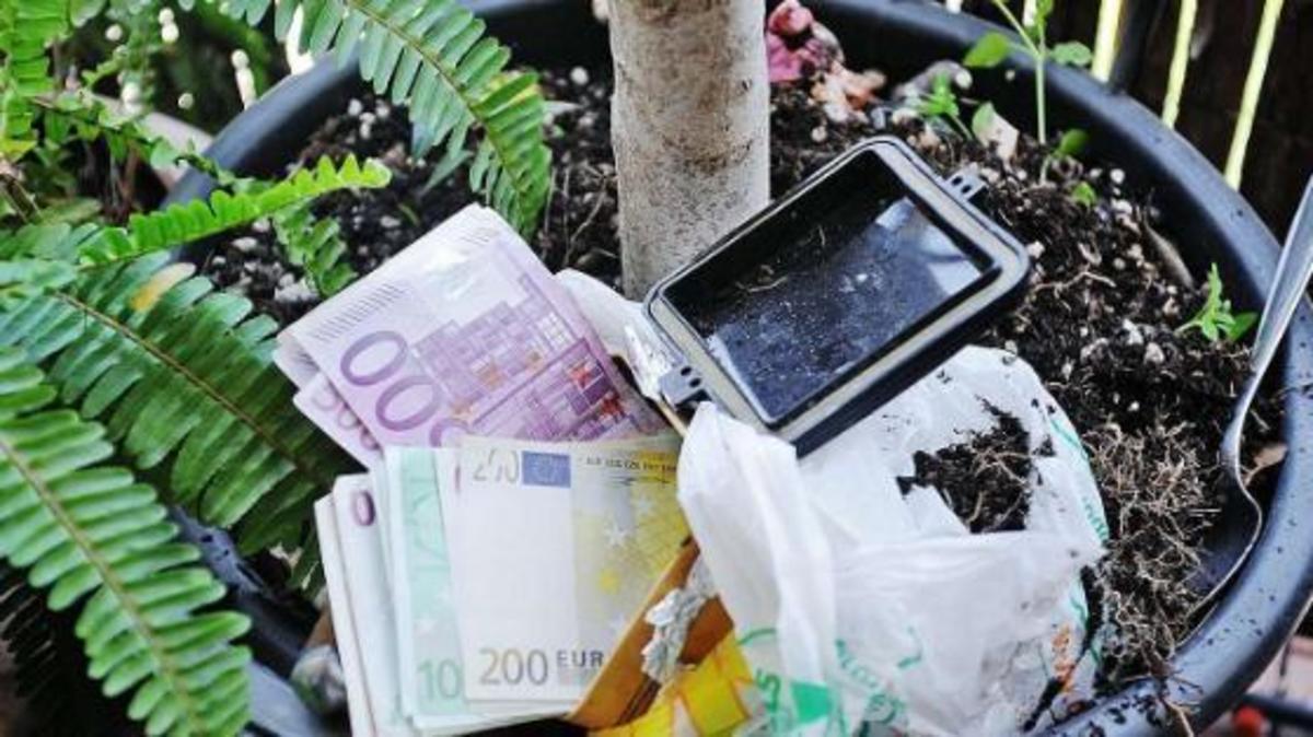 Νέες ειρωνείες από τη Bild: Να που κρύβουν οι Έλληνες τα λεφτά τους υπό το φόβο του Grexit