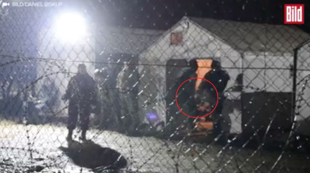 Μόνο οργή! Σκοπιανός συνοριοφύλακας κλωτσάει πρόσφυγα