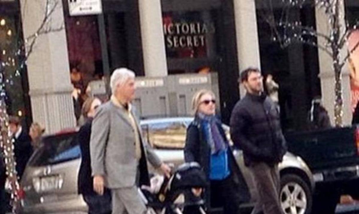 Δες τον Bill και την Hillary Clinton να βγάζουν βόλτα της εγγονή τους!