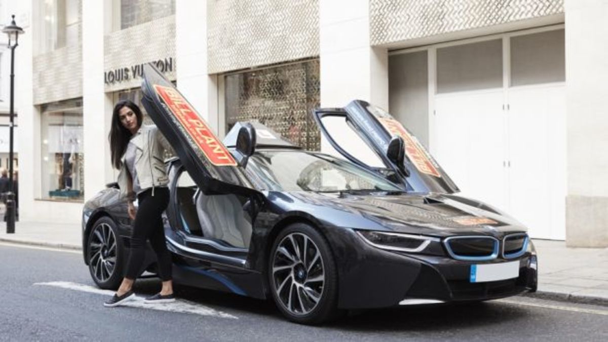 Μαθήματα οδήγησης για δίπλωμα με BMW i8 [vid]
