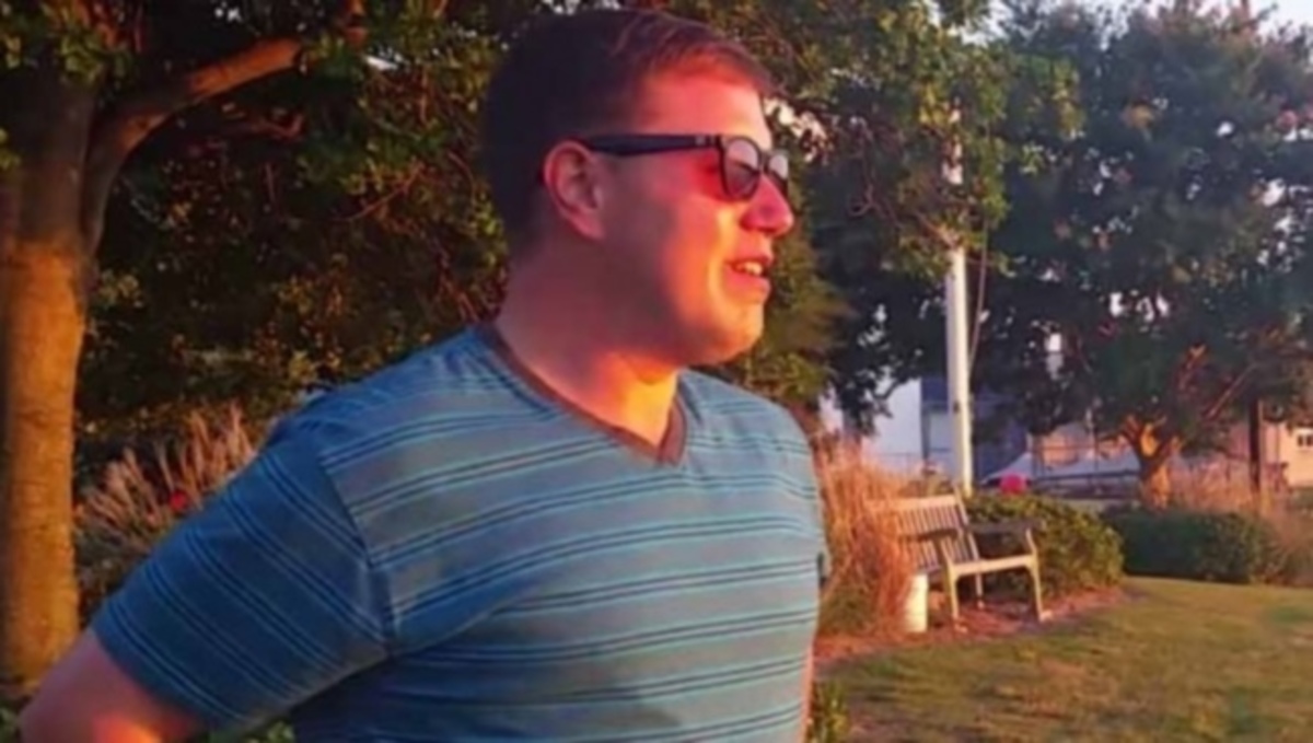 Το βίντεο που “λύγισε” το internet: Έχει αχρωματοψία και αντικρίζει το ηλιοβασίλεμα για πρώτη φορά