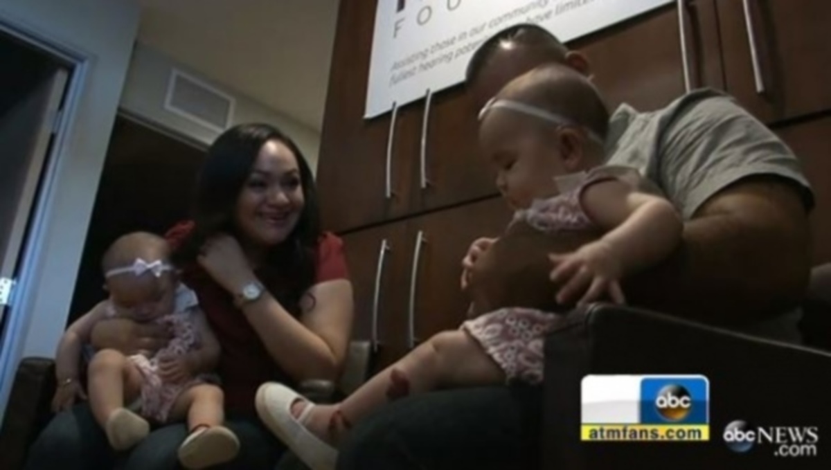 Συγκινητικό βίντεο: Δίδυμα ακούν για πρώτη φορά τη φωνή της μητέρας με ειδικά ακουστικά