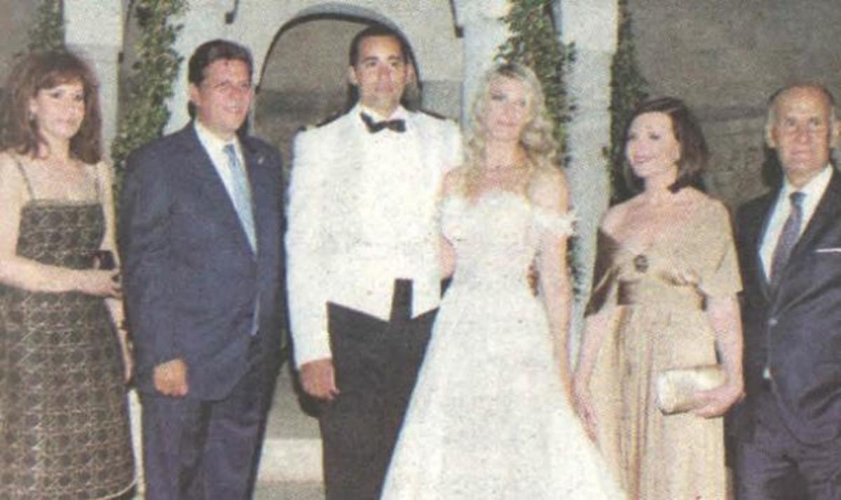 Παντρεύτηκε με κουμπάρο τον Μιλτιάδη Βαρβιτσιώτη, η εγγονή του Μπιθικώτση