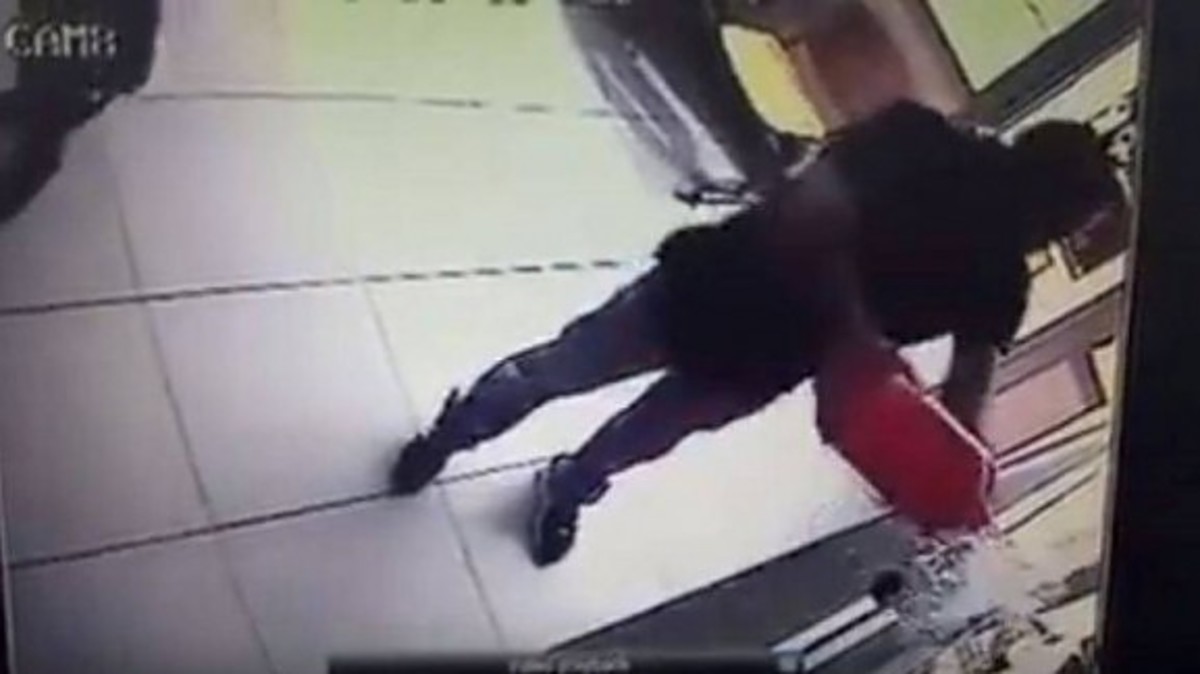 Πανικός! Άνεργος “μπούκαρε” σε δημόσια υπηρεσία και περιέλουσε με βενζίνη τα γραφεία (VIDEO)