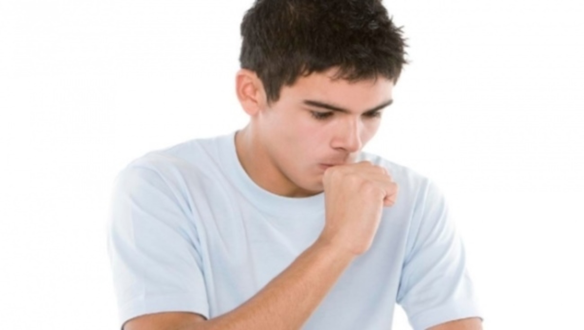 Προσοχή: Τι μπορεί να σας συμβαίνει αν βήχετε ελαφρά χωρίς λόγο