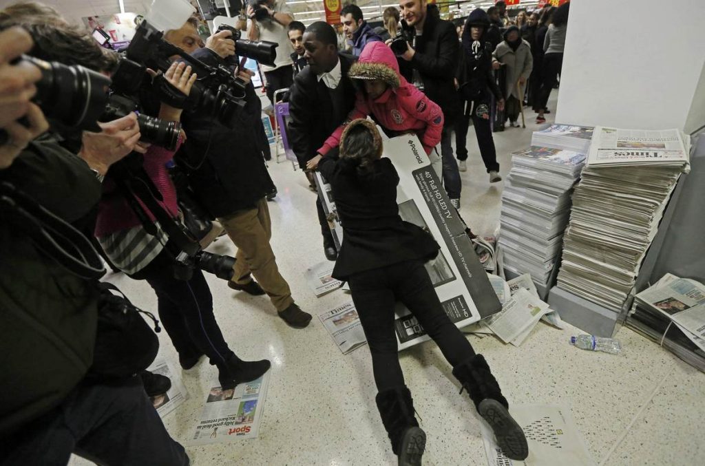 Black Friday: Άσε κάτω την τηλεόραση! Είναι δικιά μου! Σκοτωμός! ΦΩΤΟ