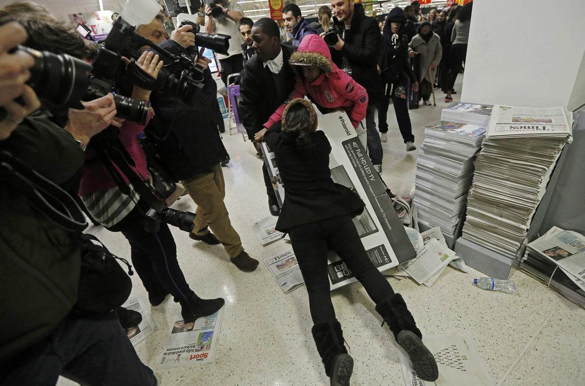 Black Friday: Άσε κάτω την τηλεόραση! Είναι δικιά μου! Σκοτωμός! ΦΩΤΟ