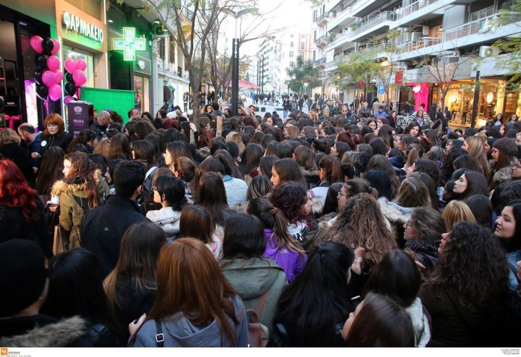 Black Friday με ουρές σε Αθήνα, Θεσσαλονίκη, Ηράκλειο και Λαμία [pics, vids]