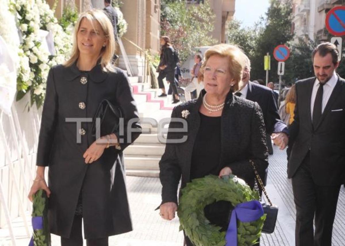 Η τέως βασιλική οικογένεια παραβρέθηκε σε κηδεία εφοπλιστή [pics]