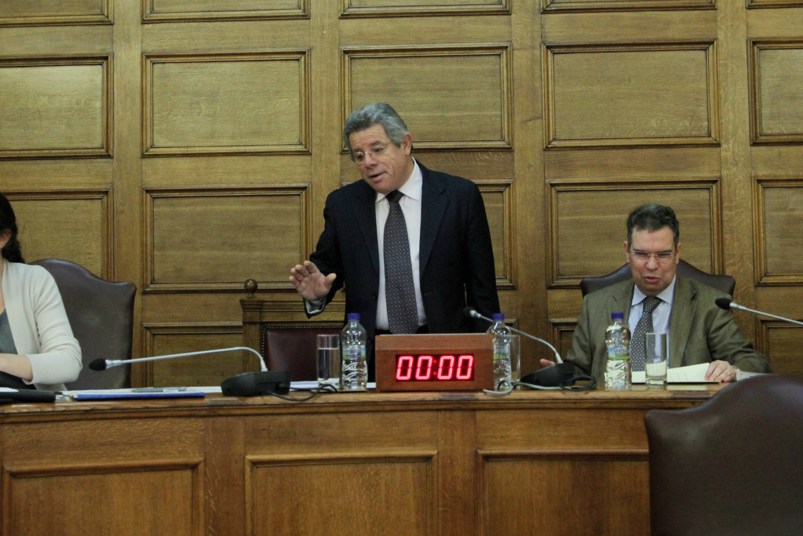 Ένταση στη Βουλή για το “άρον-άρον” νομοσχέδιο