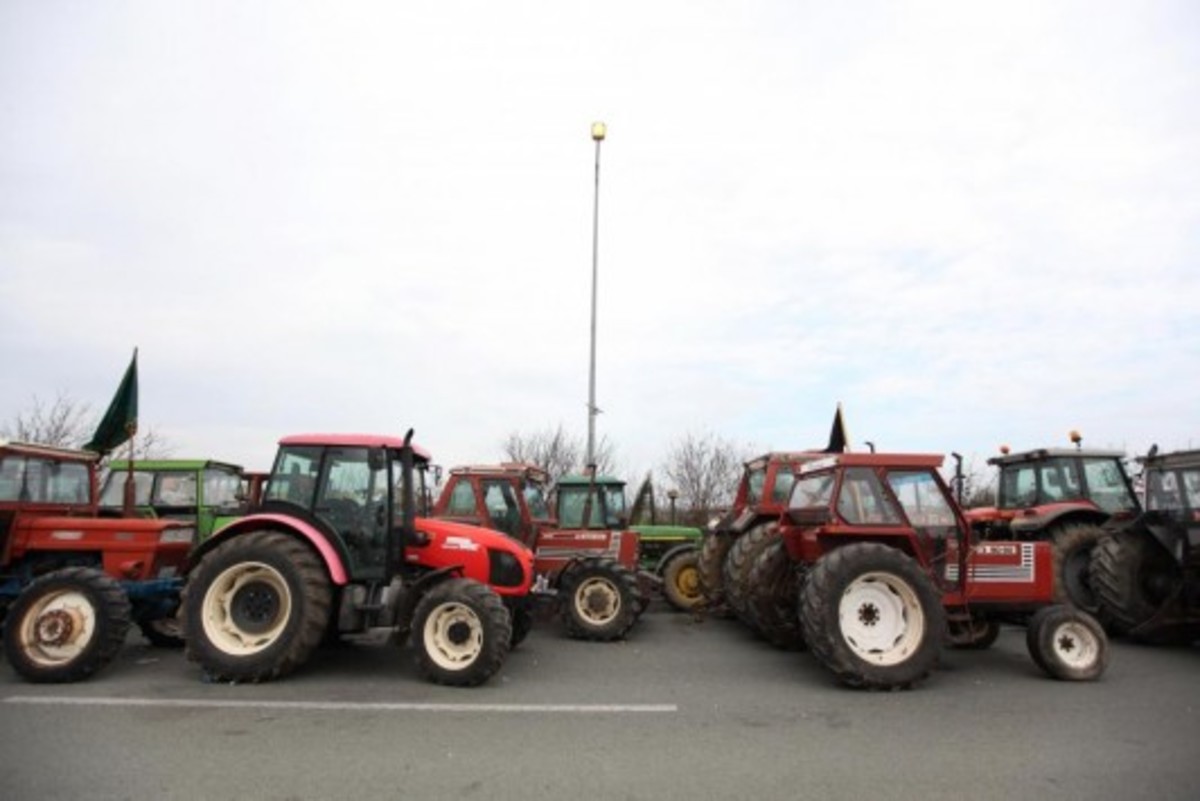 Θα κλείνουν κάθε μέρα για μία ώρα τους δρόμους οι αγρότες – Ζητούν συνάντηση με Σαμαρά