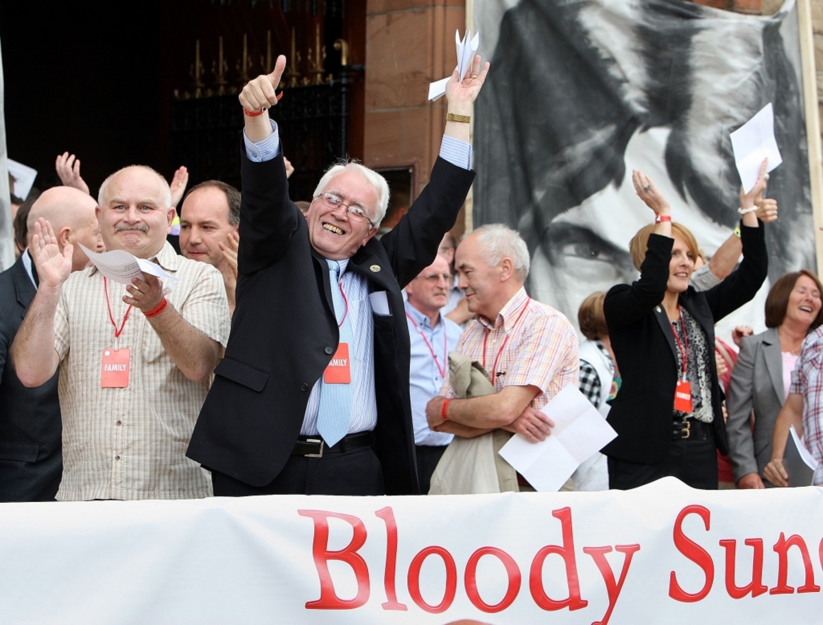 Με την ανακοίνωση της έκθεσης συγγενείς των θυμάτων ξεσπόυν σε χειροκροτήματα. Γι αυτους είναι μια δικαίωση έστω και 38 χρόνια μετά. ΦΩΤΟ REUTERS