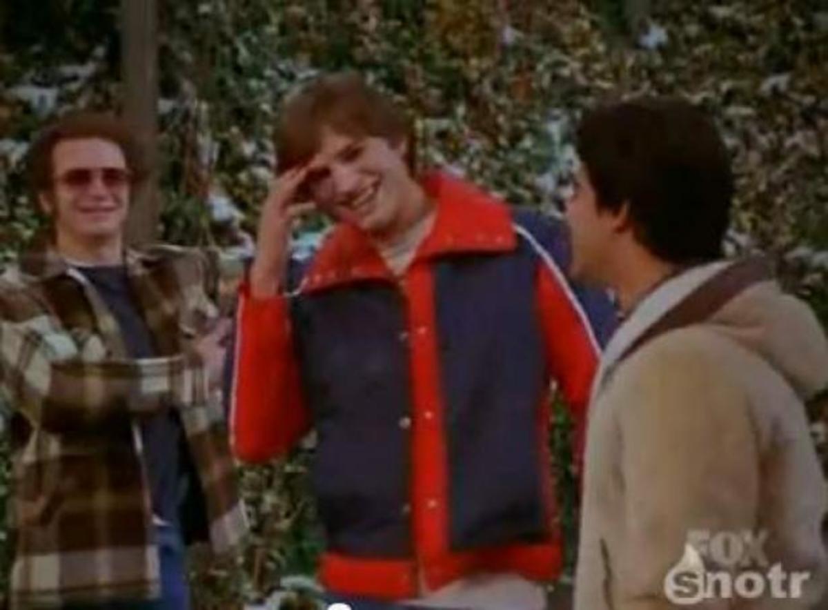 Δείτε τα λάθη στα γυρίσματα της σειράς του Άστον Κάτσερ! Πολύ γέλιο στα παρασκήνια του “The 70’s show”!