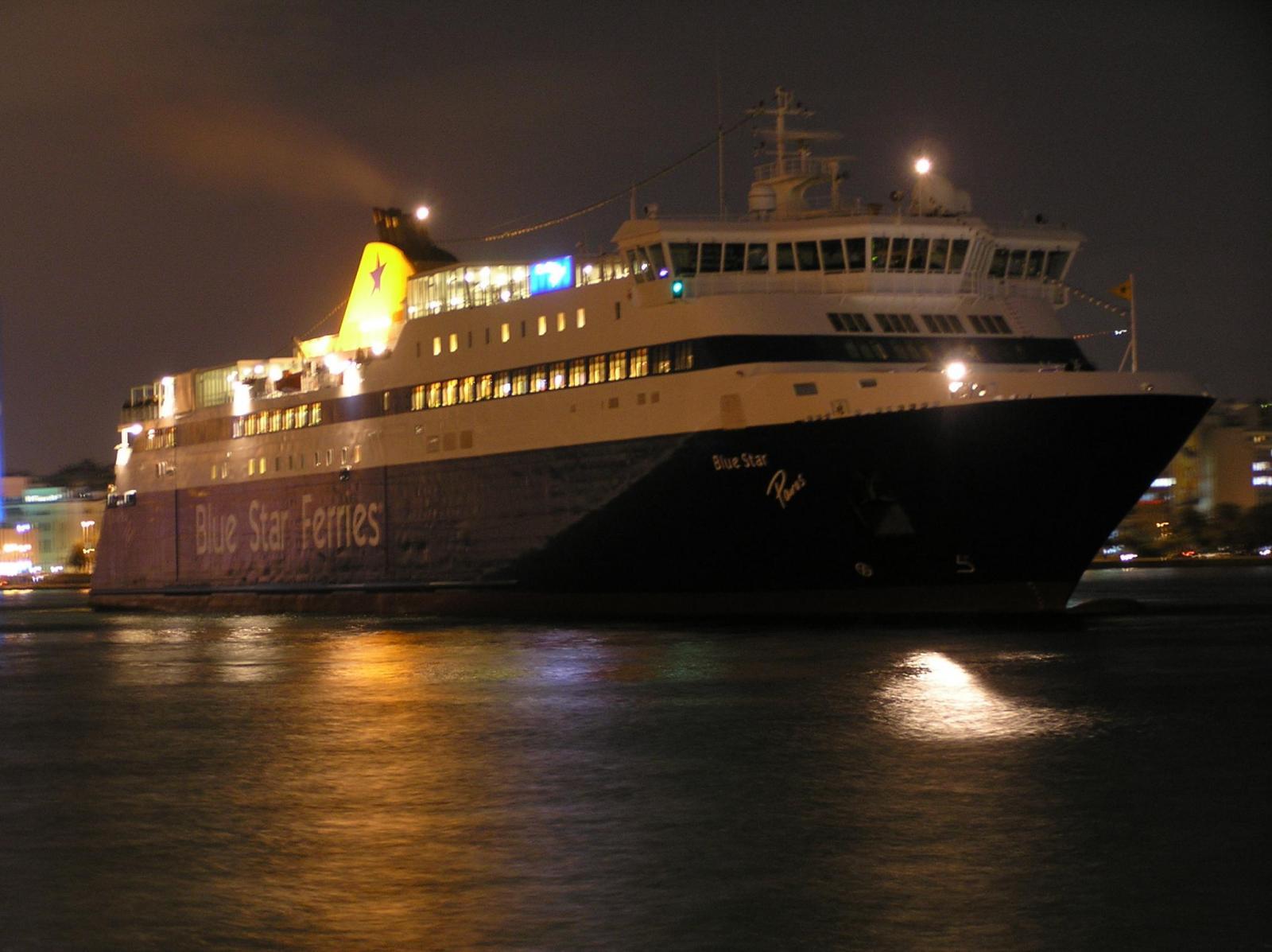 Το πρώτο πλοίο για το 2013 στο λιμάνι του Πειραιά