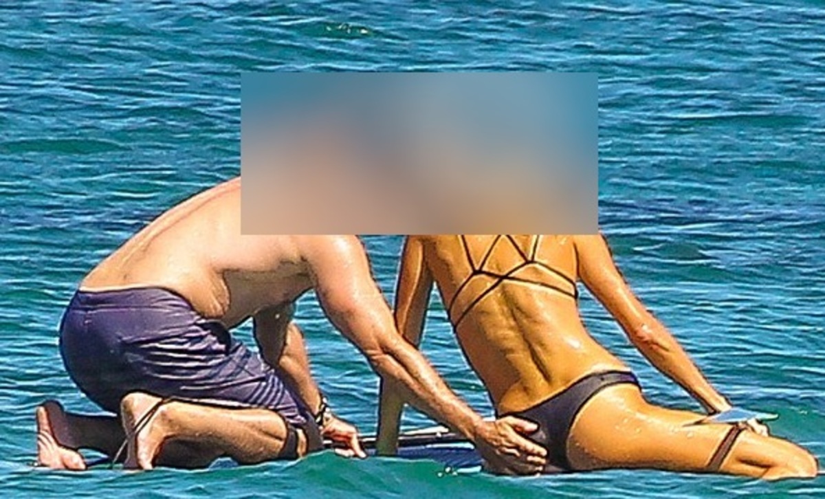 Ποιο γνωστό μας ζευγάρι παίζει ακατάλληλα παιχνίδια στην παραλία;