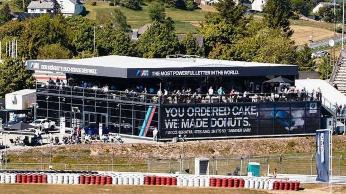 Η BMW εύχεται χρόνια πολλά στην Mercedes με έναν ξεκαρδιστικό τρόπο! [pics]