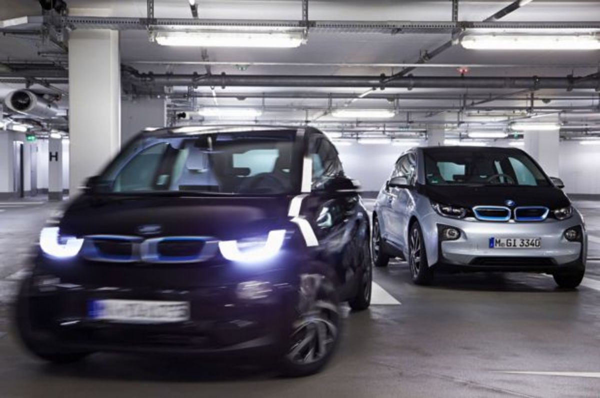 Αυτοκίνητα που παρκάρουν μόνα τους από τη BMW
