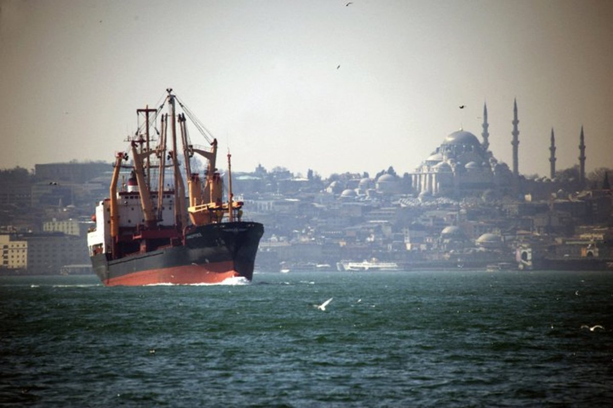 Σύγκρουση τάνκερ με πλωτό λεωφορείο