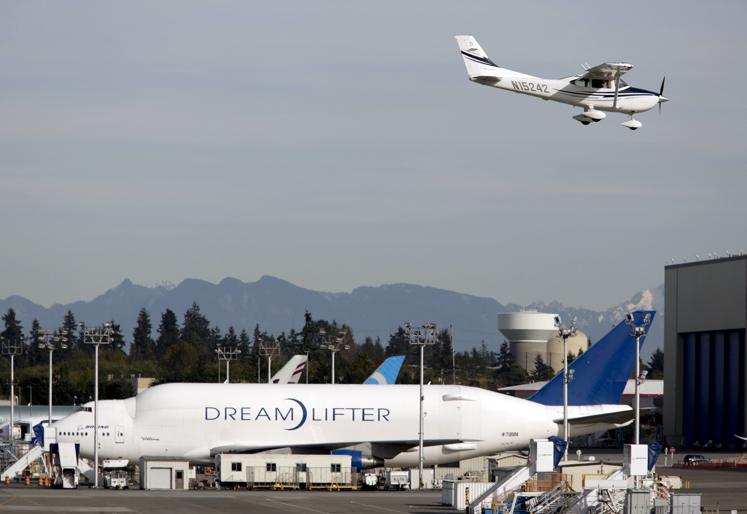 Απίστευτο: Κομμάτι της ατράκτου… έπεσε από Boeing Dreamliner! (ΦΩΤΟ)
