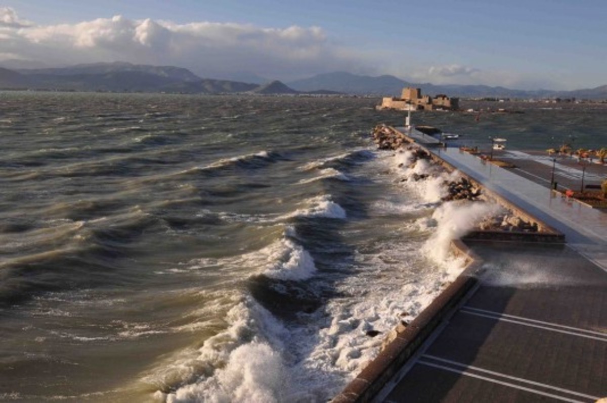 Φεύγουν τα πλοία από τον Πειραιά – Εξασθενούν οι άνεμοι