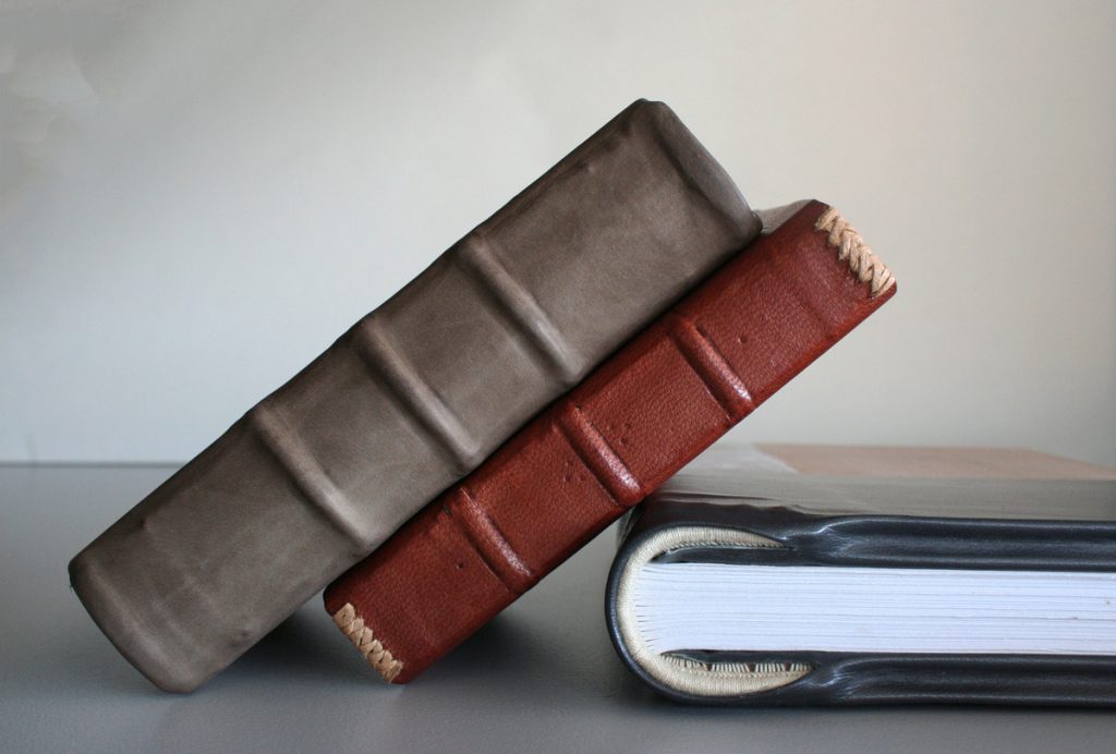 Πασίγνωστη τραγουδίστρια παίρνει σύνταξη 600 ευρώ ως βιβλιοδέτης!