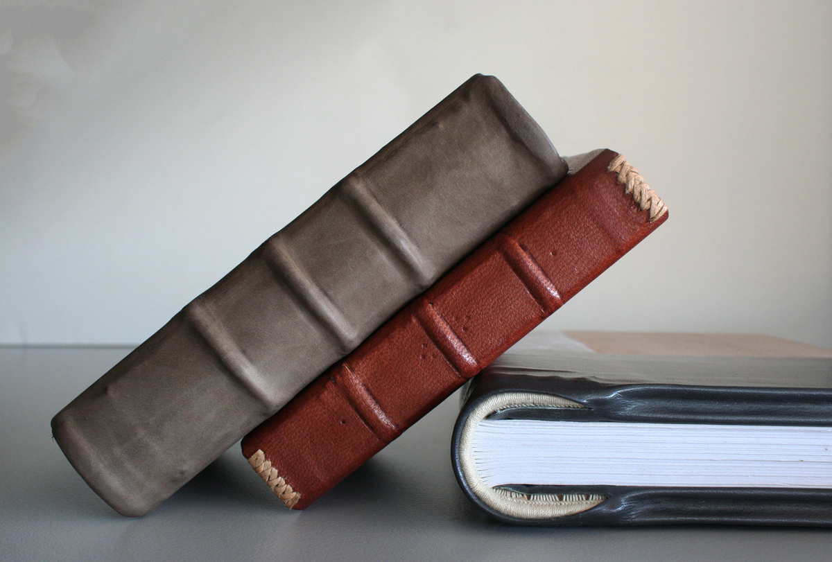 Πασίγνωστη τραγουδίστρια παίρνει σύνταξη 600 ευρώ ως βιβλιοδέτης!