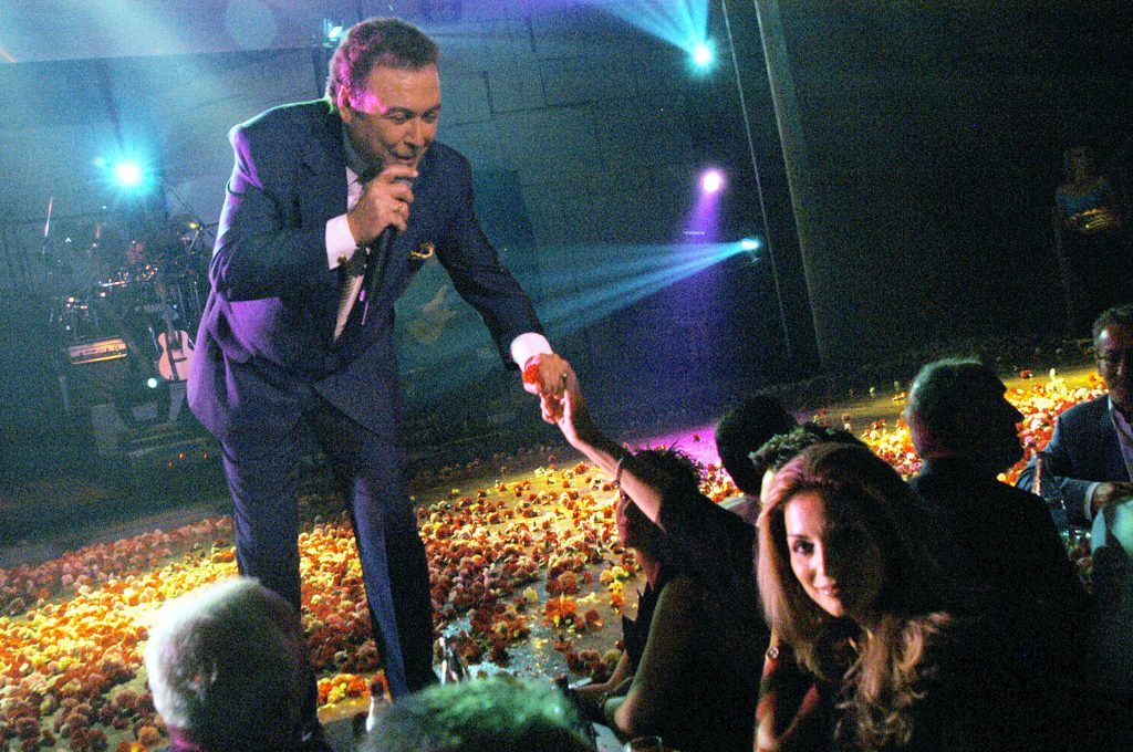 Το ΣτΕ δικαίωσε μερικώς τον τραγουδιστή Τόλη Βοσκόπουλο για φορολογικά πρόστιμα