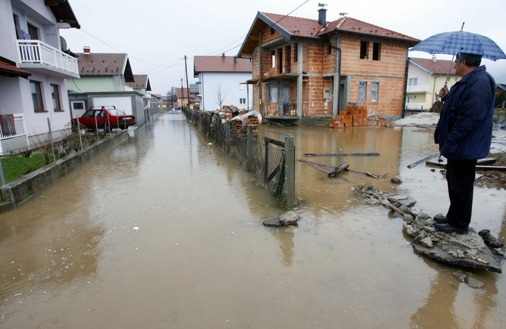 Τα νερά μπήκαν μέσα στα σπίτια στο Σαράγιεβο. ΦΩΤO REUTERS