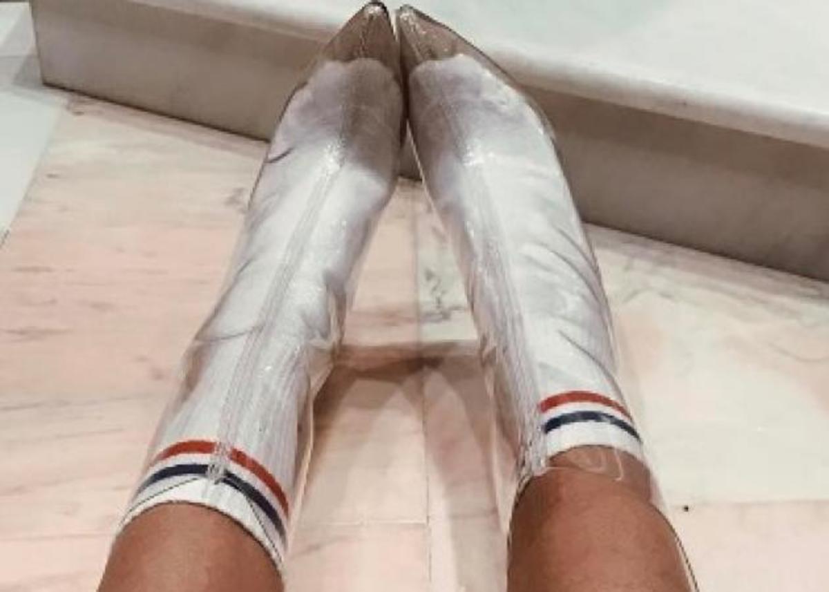 Ποια Ελληνίδα τραγουδίστρια φόρεσε αυτές τις διάφανες μπότες με αθλητικές κάλτσες;