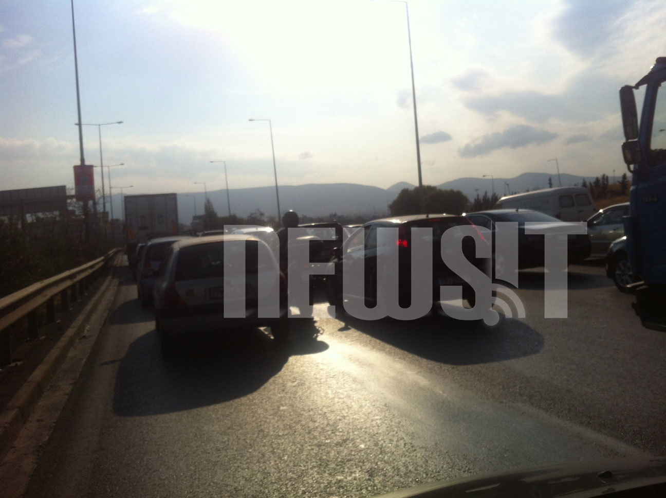 Πανικός στην παραλιακή από μια στάλα νερό!