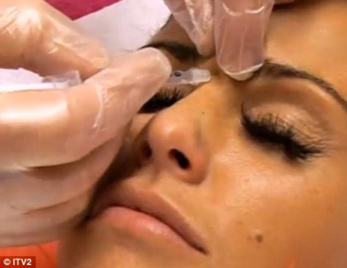 Έκανε botox φορώντας το makeup της!