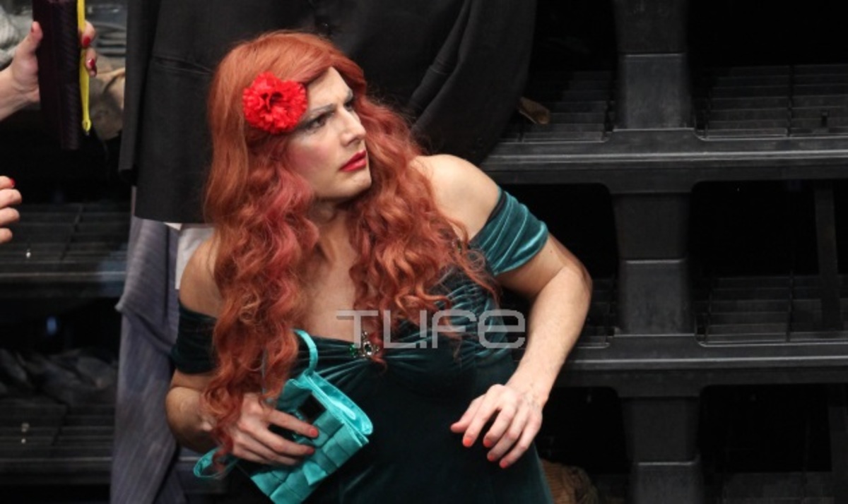 Μαντέψτε ποιος διάσημος Έλληνας ζεν πρεμιέ ντύθηκε… τραβεστί!