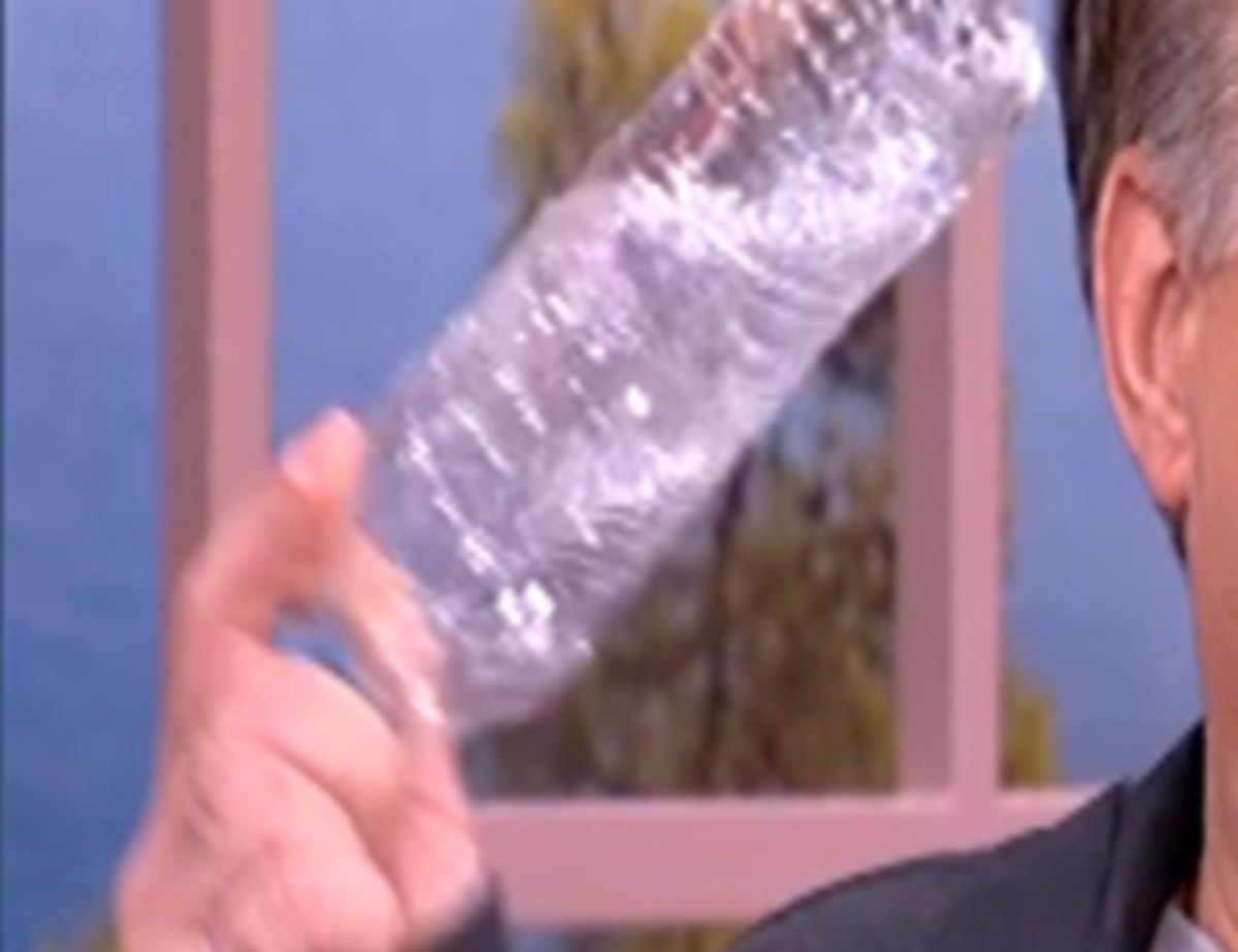 Ποιος καλεσμένος πρωινής εκπομπής καθόταν πάνω σε μπουκάλι με νερό;