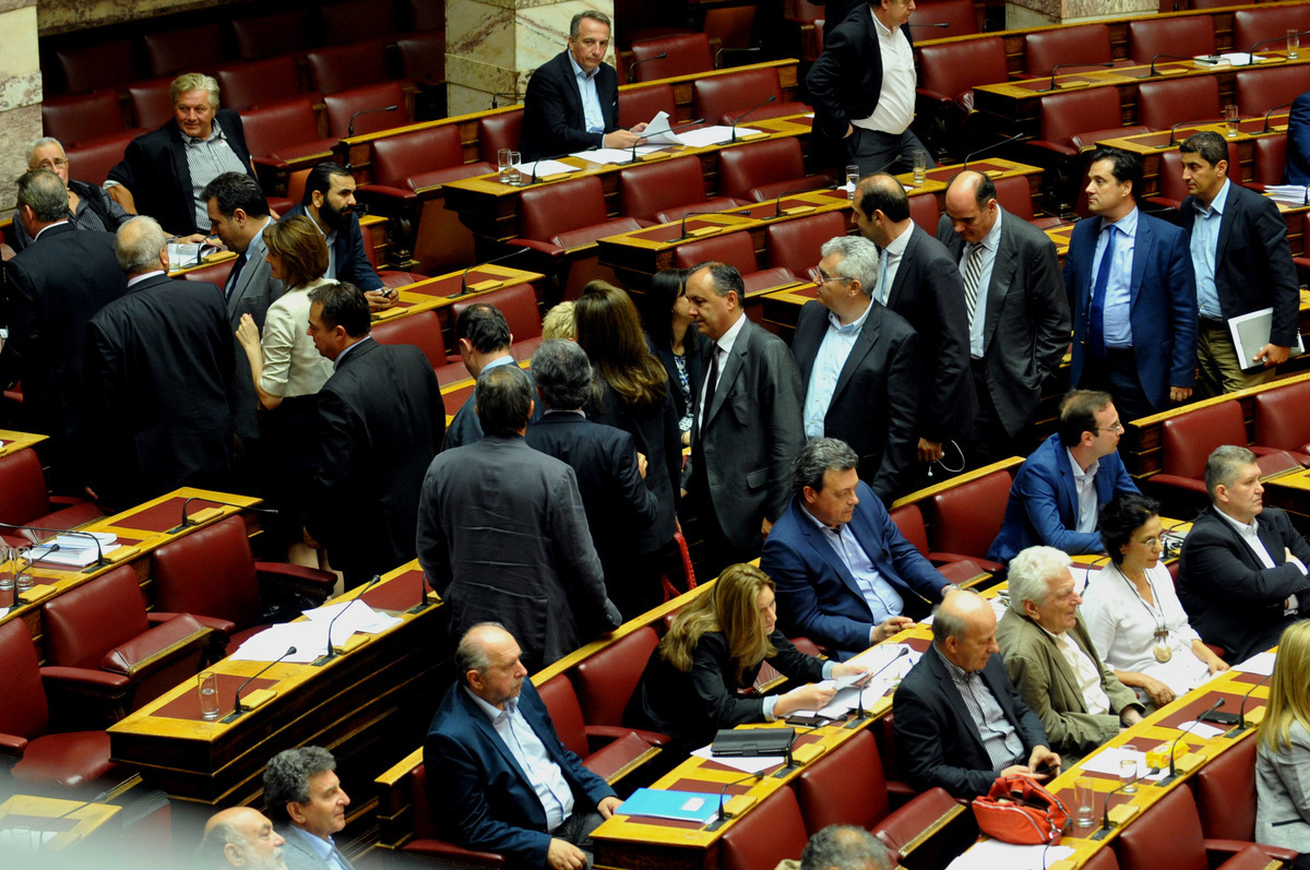 “Γαλάζιοι” βουλευτές ζητούν από τον Τσίπρα να τους ενημερώσει ποιοί υπουργοί έβγαλαν λεφτά στο εξωτερικό