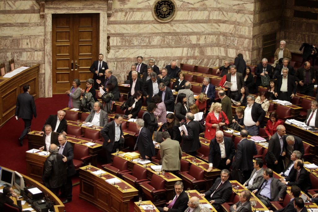 Bloomberg: Ο ΣΥΡΙΖΑ θα χάσει 10 έως 40 βουλευτές με τη συμφωνία