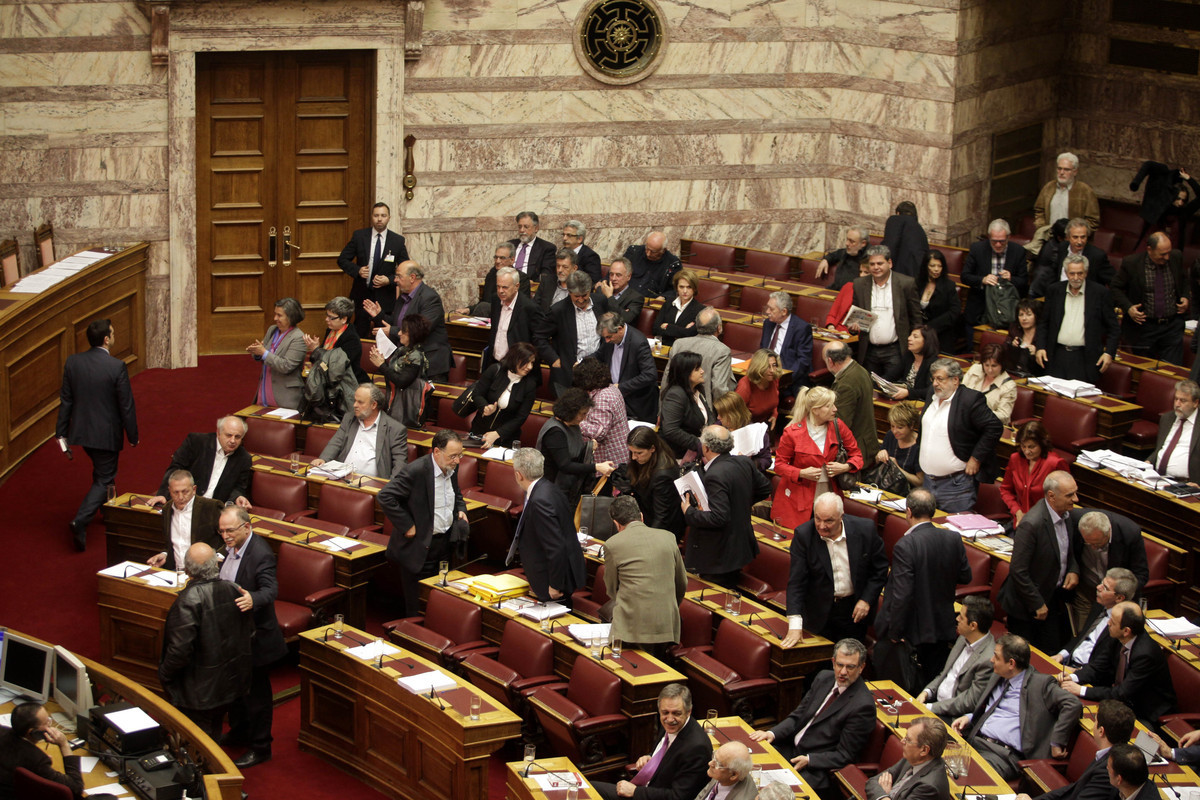 Bloomberg: Ο ΣΥΡΙΖΑ θα χάσει 10 έως 40 βουλευτές με τη συμφωνία