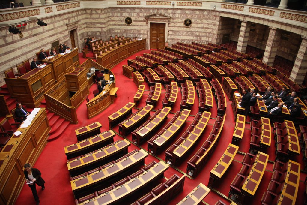 Υπερψηφίστηκε από τη Βουλή η ρύθμιση για τη Siemens – Aπείχε ο Απ. Κακλαμάνης