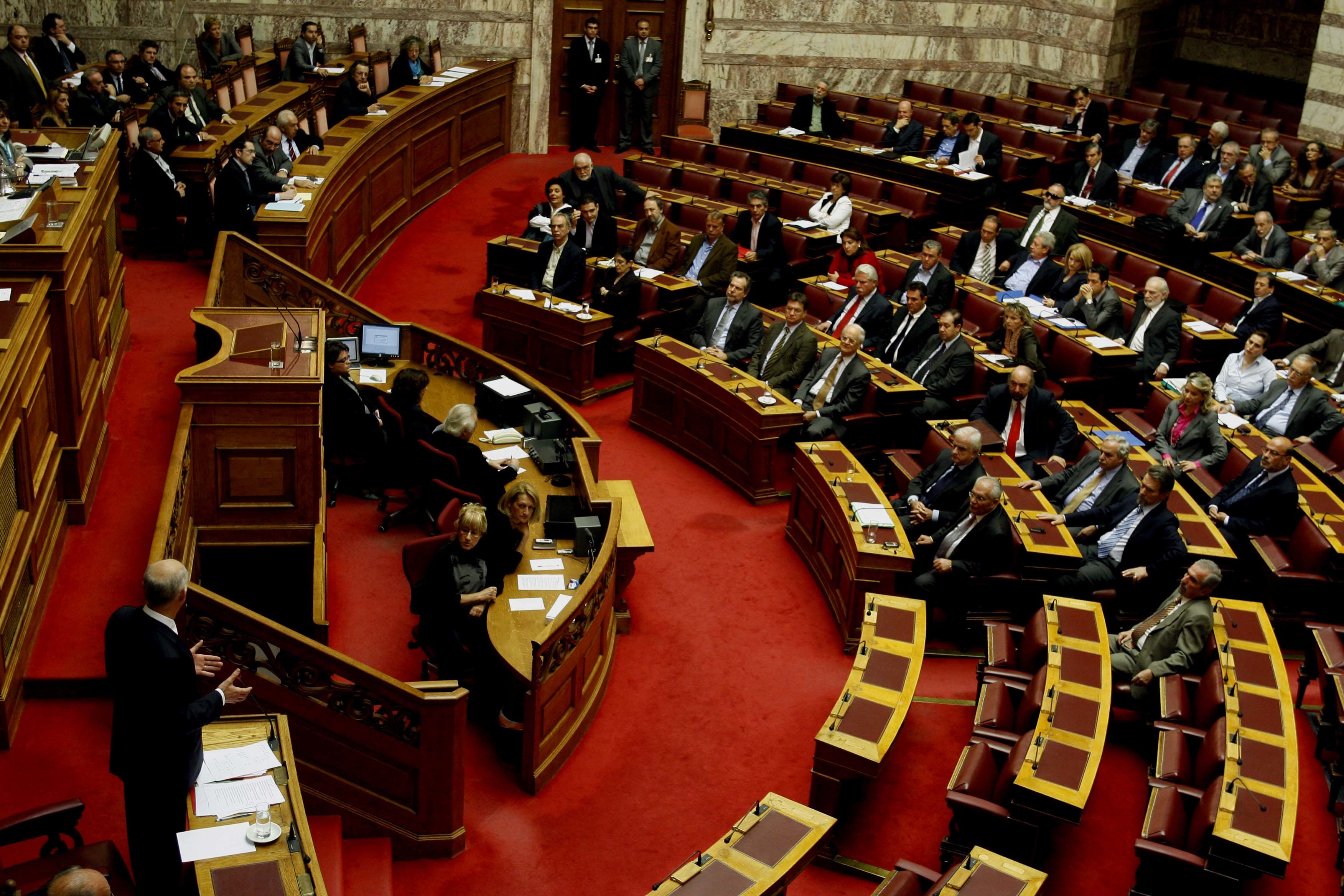 Σε υψηλούς τόνους η συζήτηση στη Βουλή για τη μικρή ΔΕΗ