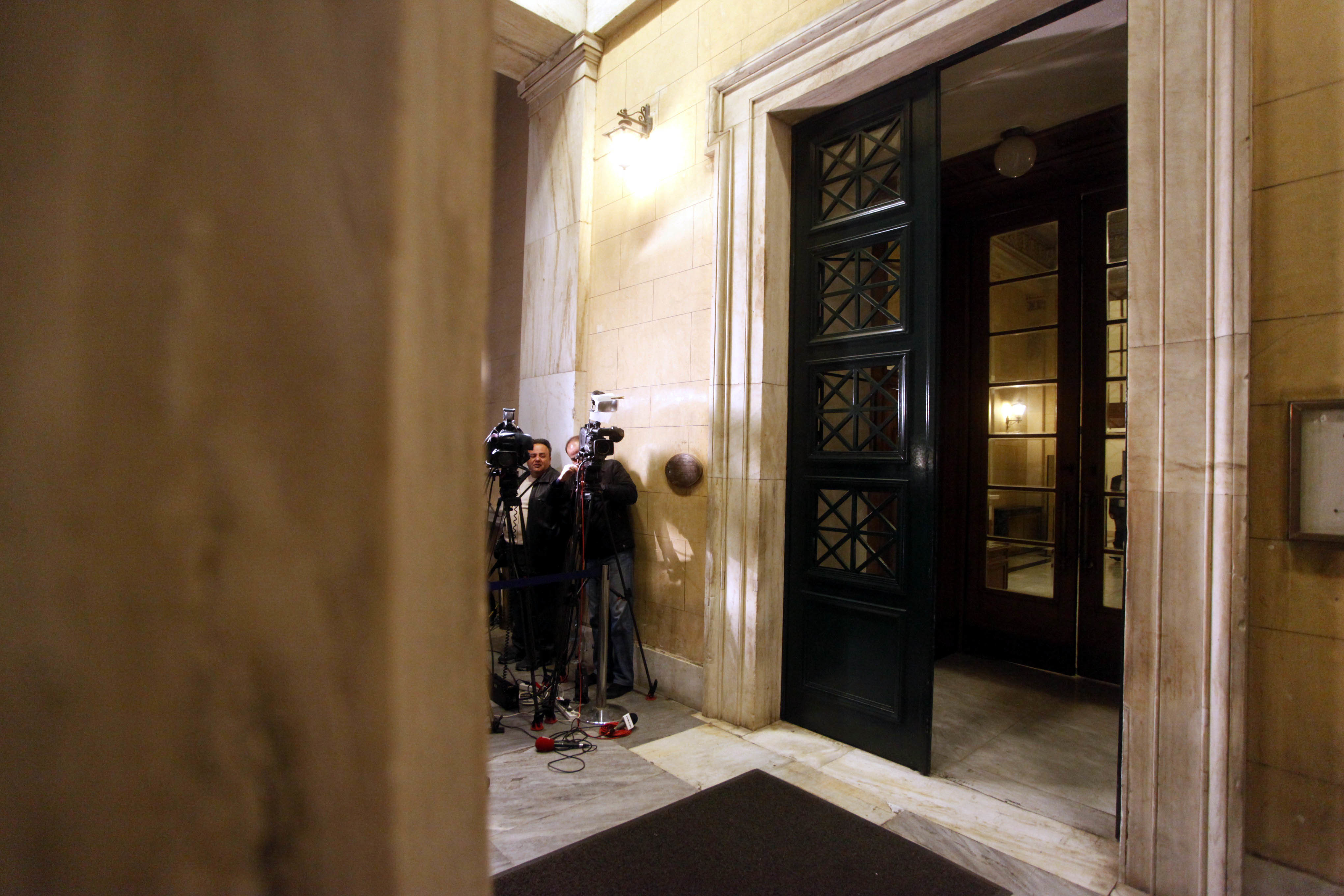 Θορυβήθηκαν μετά το Χάιλ Χίτλερ και τους “κουμπουροφόρους” βουλευτές