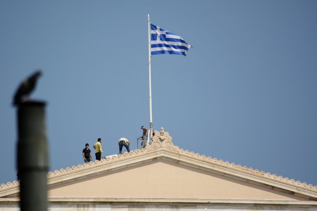 Ποιοί είναι αυτοί που έχουν ανέβει στην οροφή της Βουλής – ΦΩΤΟ