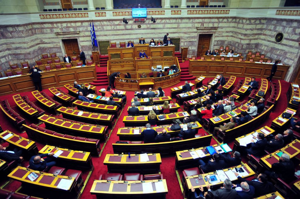 Ψηφίστηκε κατά πλειοψηφία το νομοσχέδιο για την αξιολόγηση στη δημόσια διοίκηση